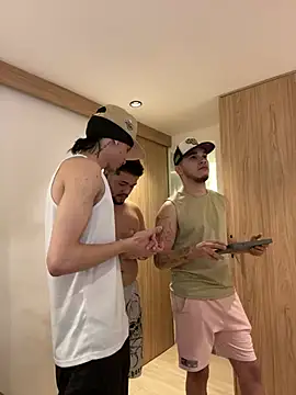 Snapshot of TheBatMansion chatting on March 1, 3:39 am TheBatMansion online show from March 1, 3:39 am