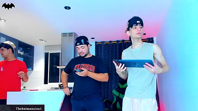 Snapshot of TheBatMansion chatting on February 26, 1:16 am TheBatMansion online show from February 26, 1:16 am