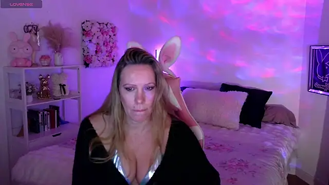 Snapshot of ArchangelTheFrancaise chatting on February 12, 1:22 pm ArchangelTheFrancaise online show from February 12, 1:22 pm