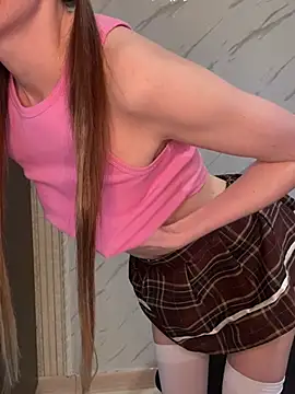 Snapshot of AliceeXHottie chatting on February 5, 10:44 am AliceeXHottie online show from February 5, 10:44 am