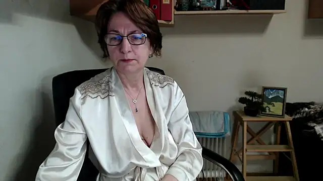 katemodel online show from May 7, 6:17 am