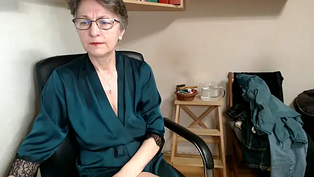 katemodel online show from December 3, 8:14 am