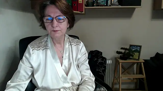 katemodel online show from June 3, 6:58 am