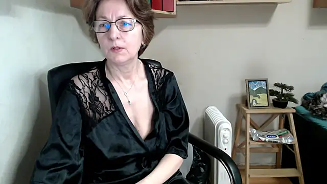 katemodel online show from March 5, 8:00 am