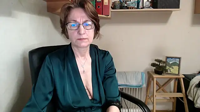 katemodel online show from May 6, 7:12 am