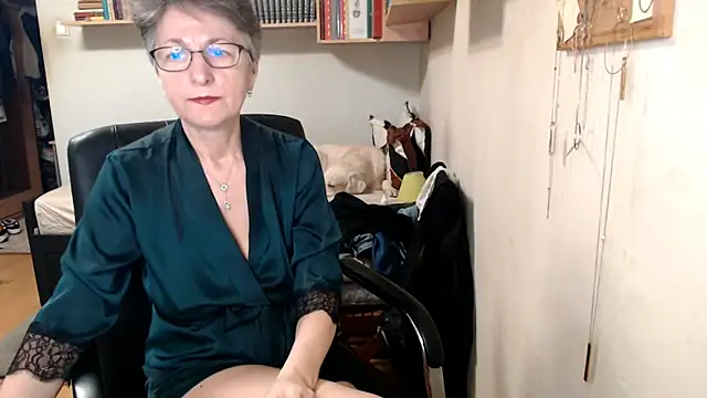 katemodel online show from November 7, 7:35 am