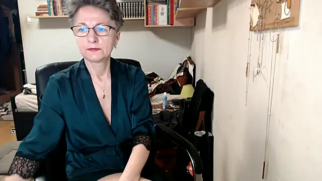 Snapshot of katemodel chatting on October 12, 6:15 am katemodel online show from October 12, 6:15 am