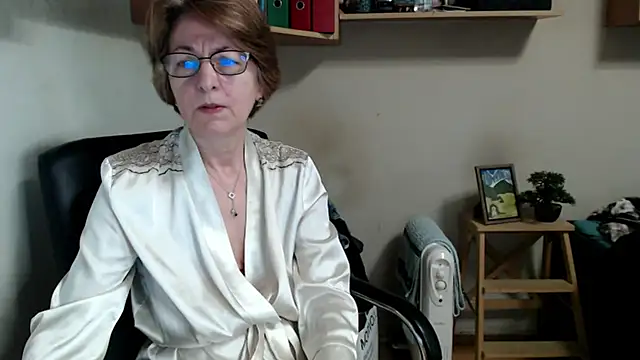 katemodel online show from March 26, 7:50 am