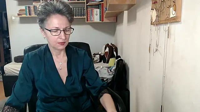 katemodel online show from October 31, 7:27 am