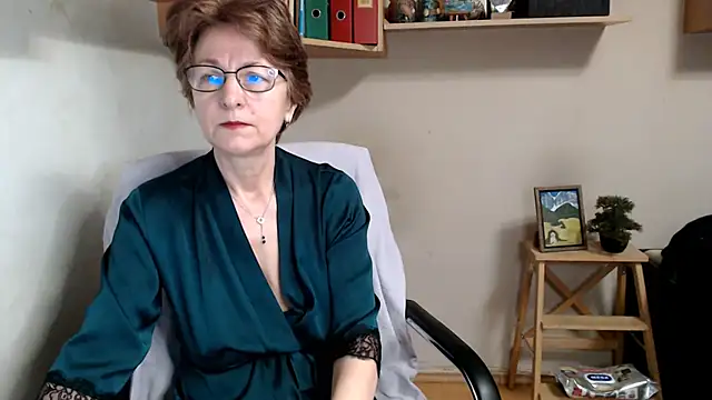 katemodel online show from January 17, 7:45 am