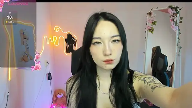 AliceeinWonderlanddd online show from April 5, 2:51 am