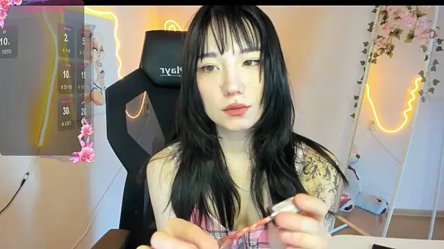 AliceeinWonderlanddd online show from April 10, 2:51 am