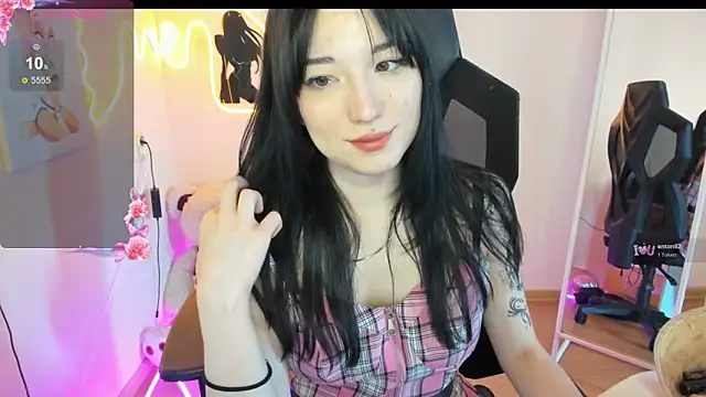 AliceeinWonderlanddd online show from March 22, 5:10 am