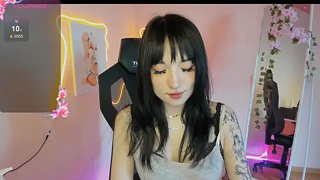 AliceeinWonderlanddd online show from April 21, 2:47 am