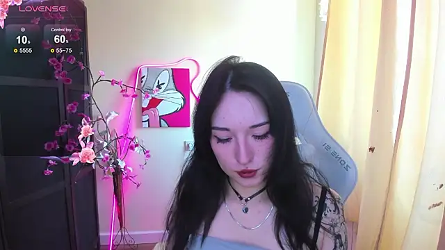 AliceeinWonderlanddd online show from February 3, 6:40 am