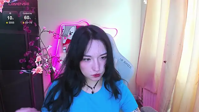 AliceeinWonderlanddd online show from February 3, 2:53 am