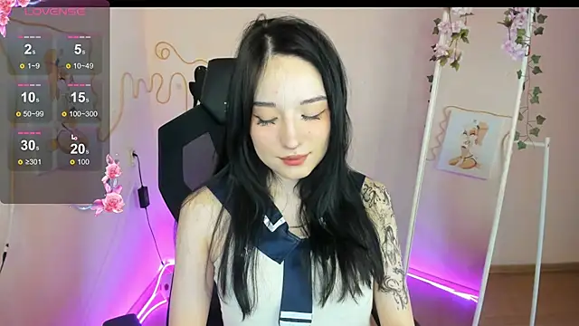 AliceeinWonderlanddd online show from March 27, 3:15 am