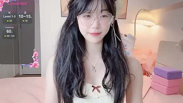 Snapshot of Luminous4173 chatting on May 15, 10:02 am Luminous4173 online show from May 15, 10:02 am