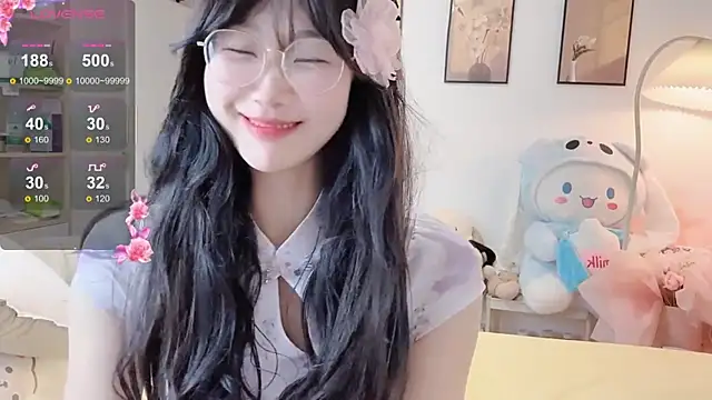 Snapshot of Luminous4173 chatting on April 19, 10:38 am Luminous4173 online show from April 19, 10:38 am
