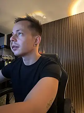 Snapshot of AxelMuller chatting on February 9, 6:33 am AxelMuller online show from February 9, 6:33 am