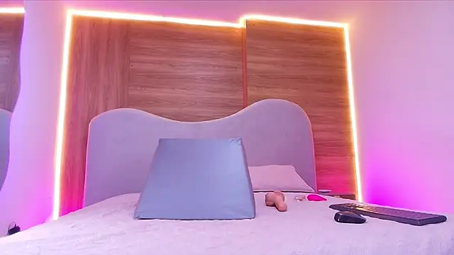 shaina adams online show from February 27, 12:05 pm