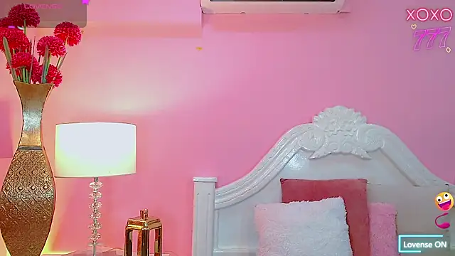 Maia Hotts online show from March 31, 8:00 pm