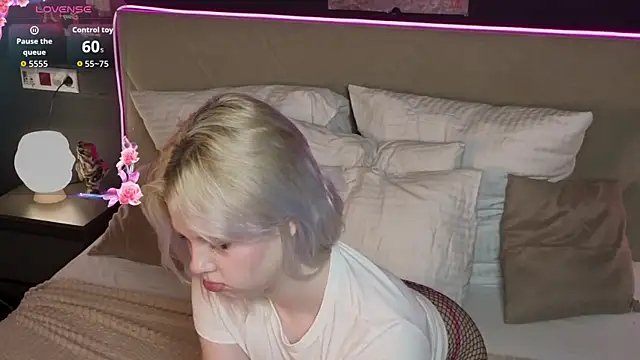 MollySoftGlow online show from March 30, 6:26 am