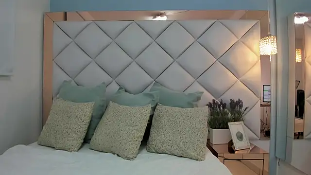 crystalstonee online show from May 26, 11:14 pm
