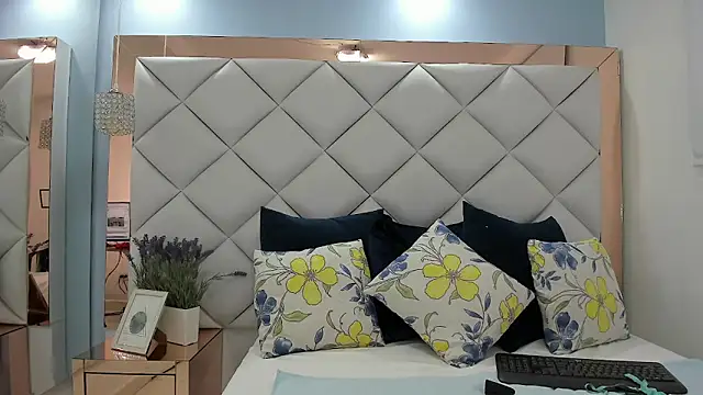 crystalstonee online show from April 21, 9:43 pm