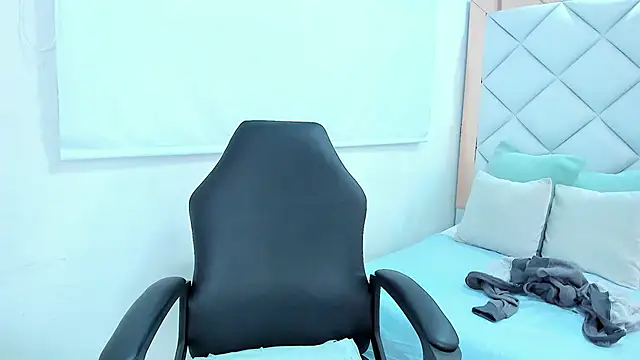 crystalstonee online show from March 12, 7:40 pm