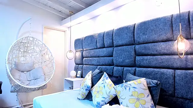 crystalstonee online show from March 31, 8:11 pm