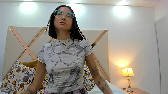 crystalstonee online show from June 12, 6:05 pm