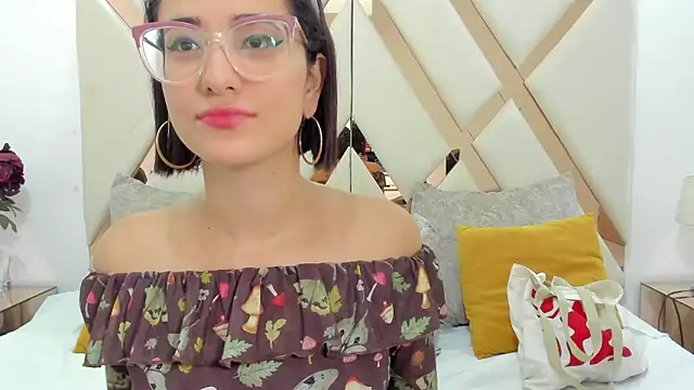 crystalstonee online show from March 7, 9:20 pm