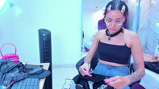 crystalstonee online show from February 17, 10:07 pm