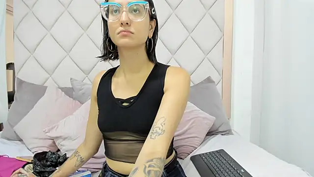 crystalstonee online show from June 8, 9:48 pm