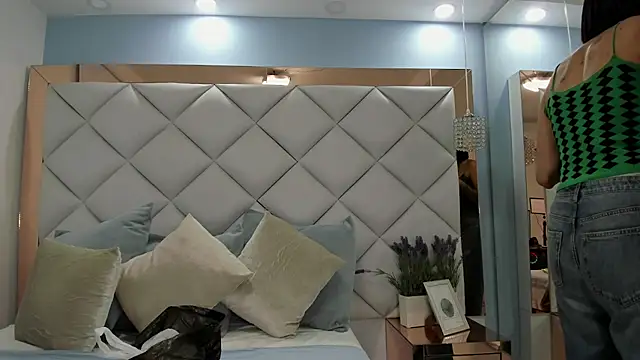 crystalstonee online show from May 5, 10:13 pm