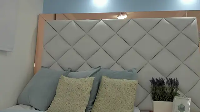 crystalstonee online show from April 13, 10:25 pm