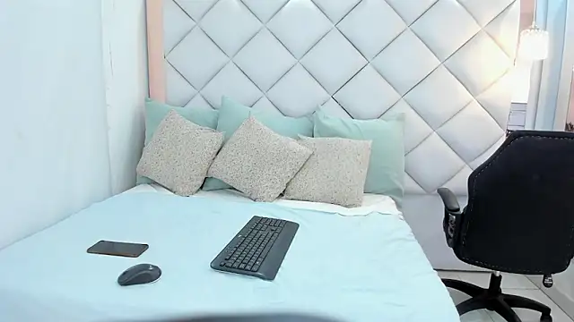 crystalstonee online show from June 14, 8:32 pm