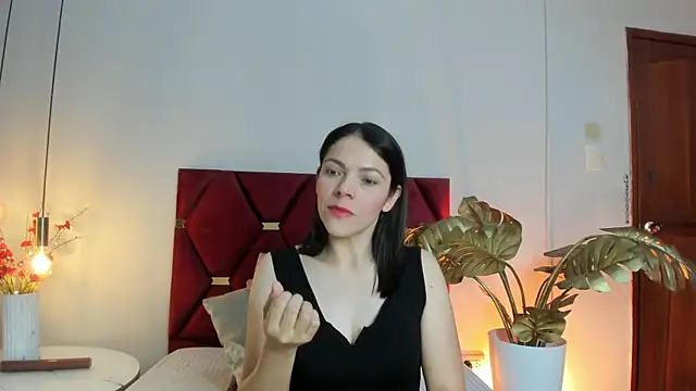 AnnaBroooks online show from May 5, 6:00 pm