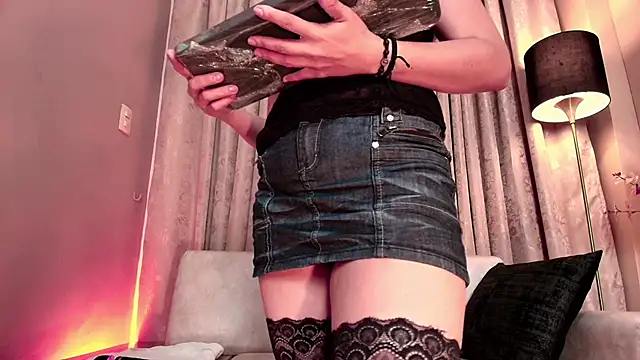 AnnaBroooks online show from April 9, 12:01 am