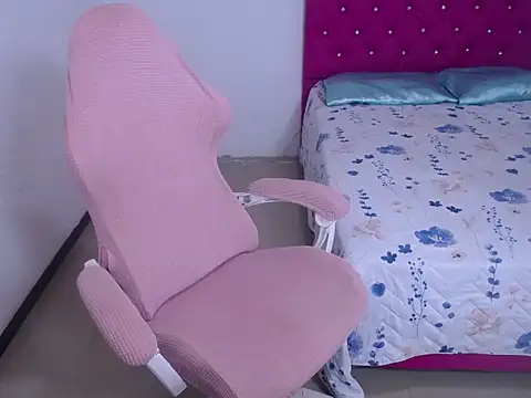 Snapshot of sara_queen69 chatting on February 15, 11:20 am sara queen69 online show from February 15, 11:20 am