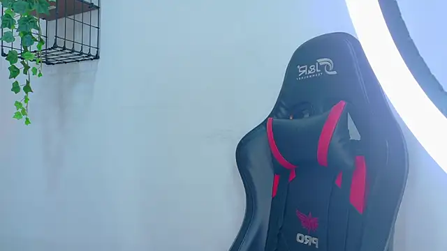 AnnieRouse   online show from February 5, 11:50 am