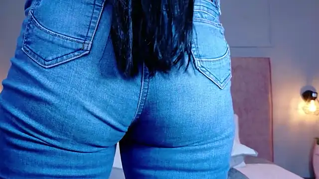 Busty Zay online show from April 16, 9:39 pm