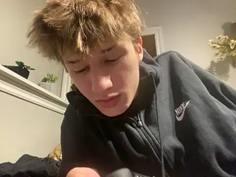yourwhiteboy1 online show from March 8, 1:11 am
