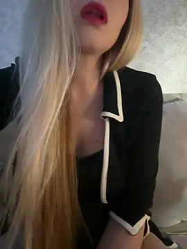 Snapshot of NikkiMis chatting on February 19, 9:28 am NikkiMis online show from February 19, 9:28 am