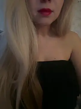 Snapshot of NikkiMis chatting on February 10, 7:29 am NikkiMis online show from February 10, 7:29 am