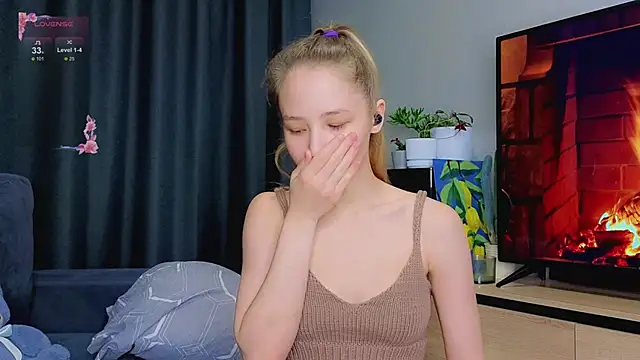 Snapshot of y0ur_sunshinee chatting on February 1, 10:57 am y0ur sunshinee online show from February 1, 10:57 am