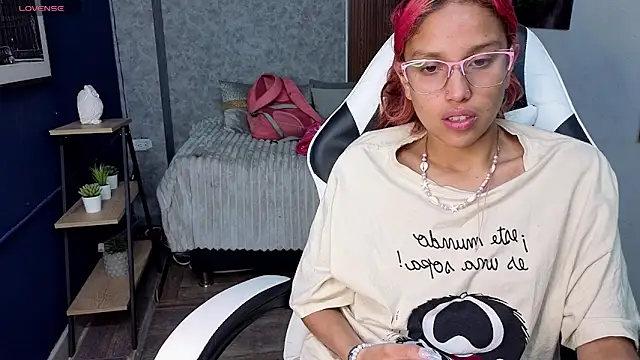 Snapshot of saphire_ chatting on June 18, 2:11 pm saphire online show from June 18, 2:11 pm