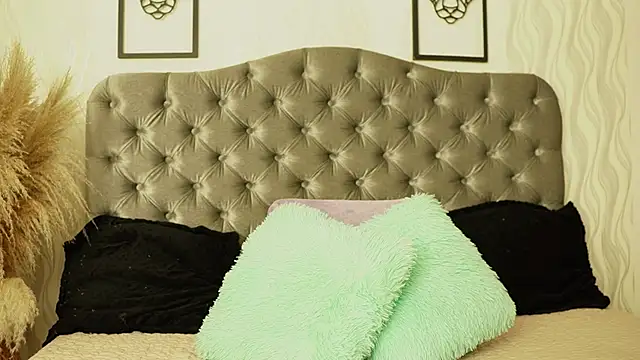 katt eyes  online show from March 29, 1:24 pm