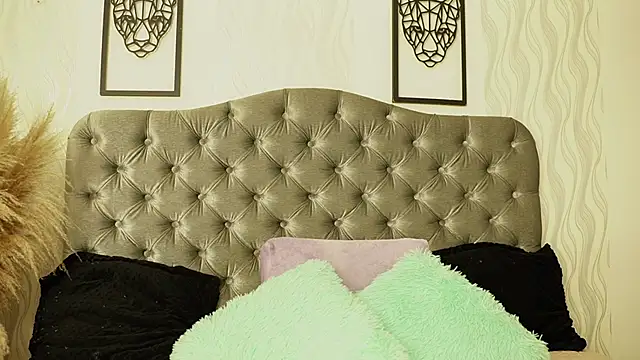 katt eyes  online show from March 31, 1:13 pm